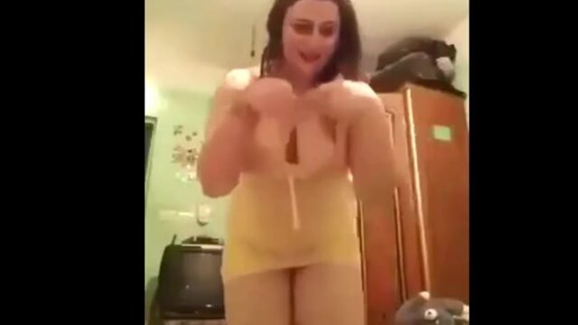 سهره متعه وتفريش ومص لمنحرفه مصريه محجبه ومديرها فى المكتب وينطر لبنه فى صندوق الزباله تصوير كاميرا مراقبه